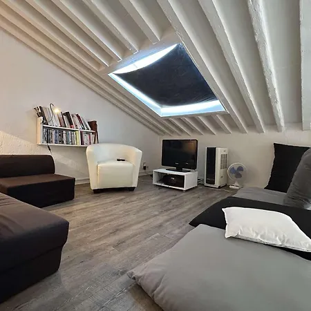 Maison Typique 4 Pieces Avec Terrasse, Proche Et Centre, Garage Privatif, Climatisation, - Fr-1-225c-136 *